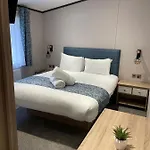Nyaraló Lotus With Hot Tub York