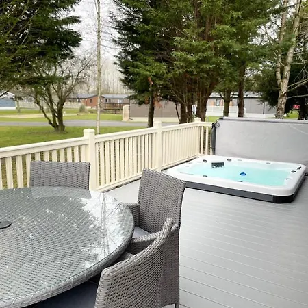 Holiday home Lotus With Hot Tub *