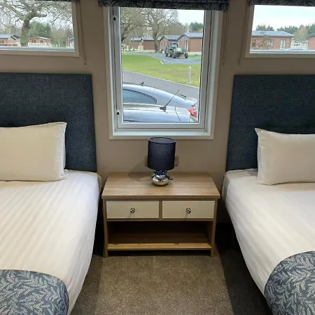 Lotus With Hot Tub * York