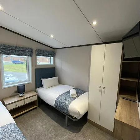 Lotus With Hot Tub Holiday home *