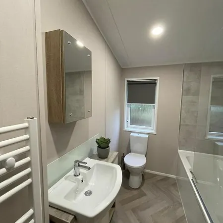 Lotus With Hot Tub Holiday home York