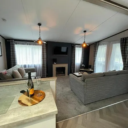 Lotus With Hot Tub *