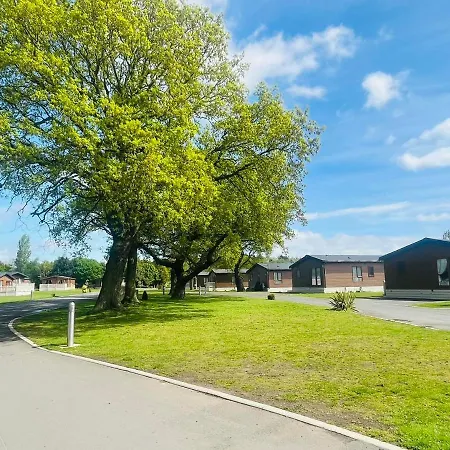 Lotus With Hot Tub Holiday home